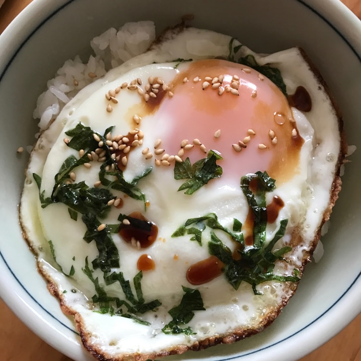 青じそと白ゴマの目玉焼きごはん